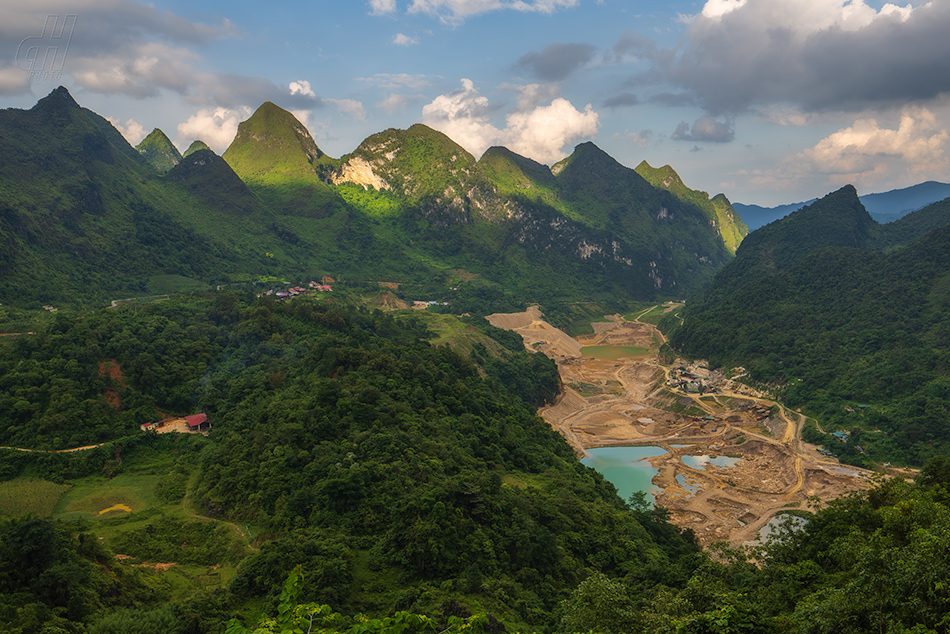 důl na měď a zlato
