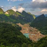 důl na měď a zlato